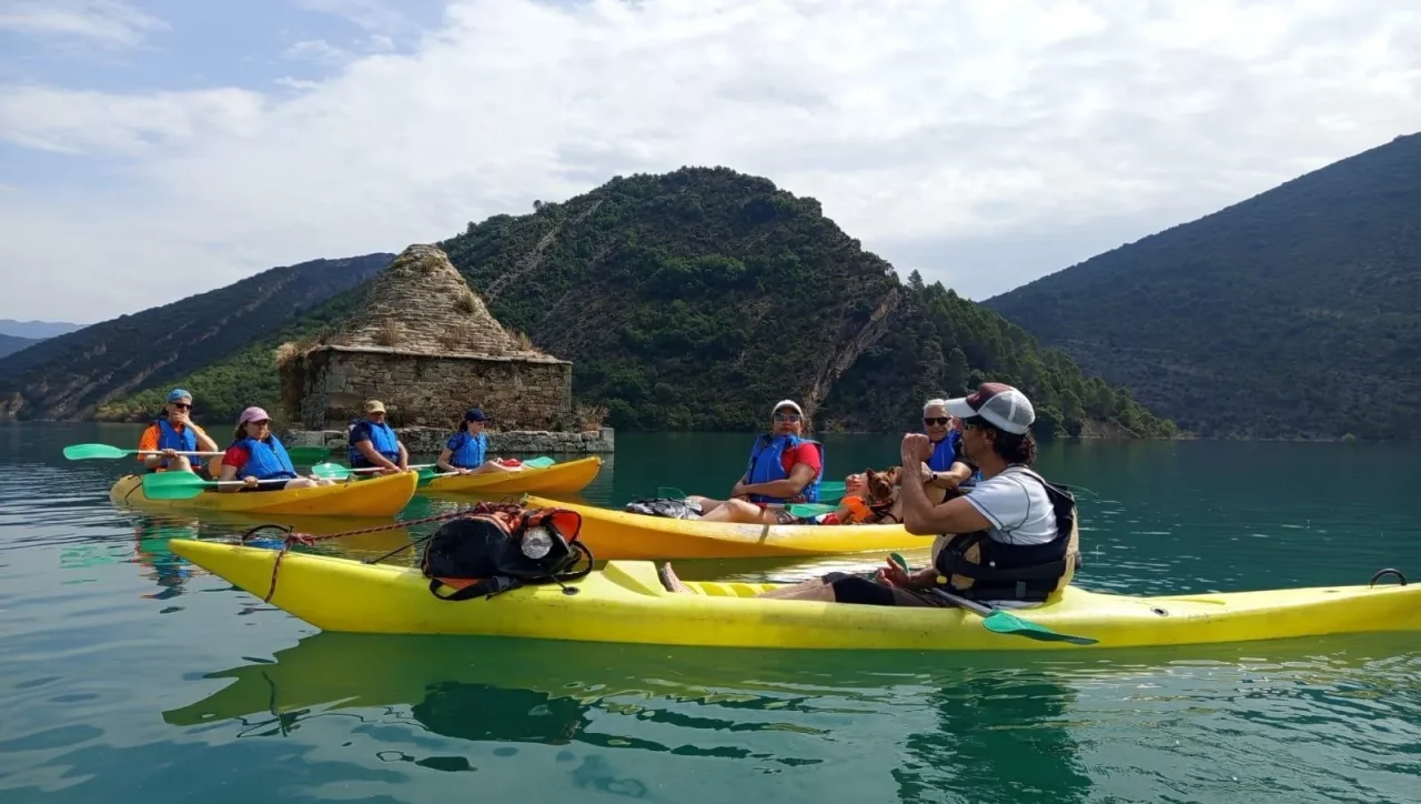 Excursión en kayak por aguas tranquilas de embalse, apto para todos los públicos en el Pirineo aragonés