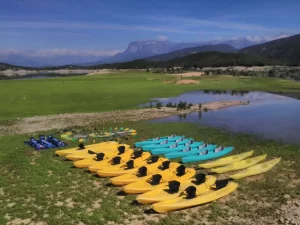 Alquiler de kayaks en EKM Adventure para recorrer aguas tranquilas del Pirineo de Huesca