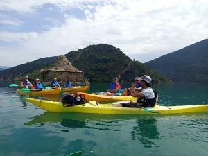 Travesía en kayak por aguas tranquilas en embalse del Pirineo aragonés