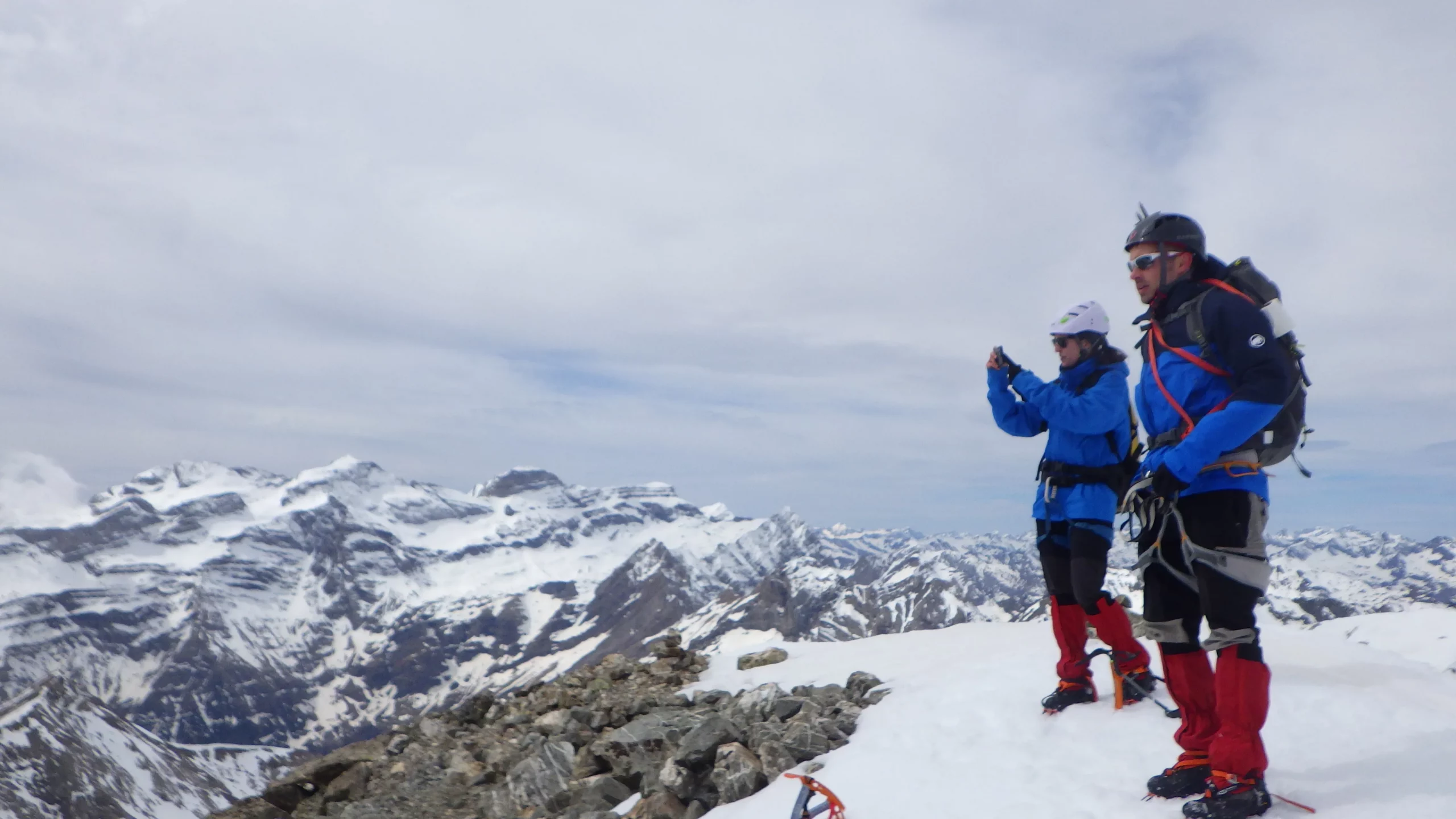 Ascensión invernal con nieve en las montañas del Pirineo aragonés