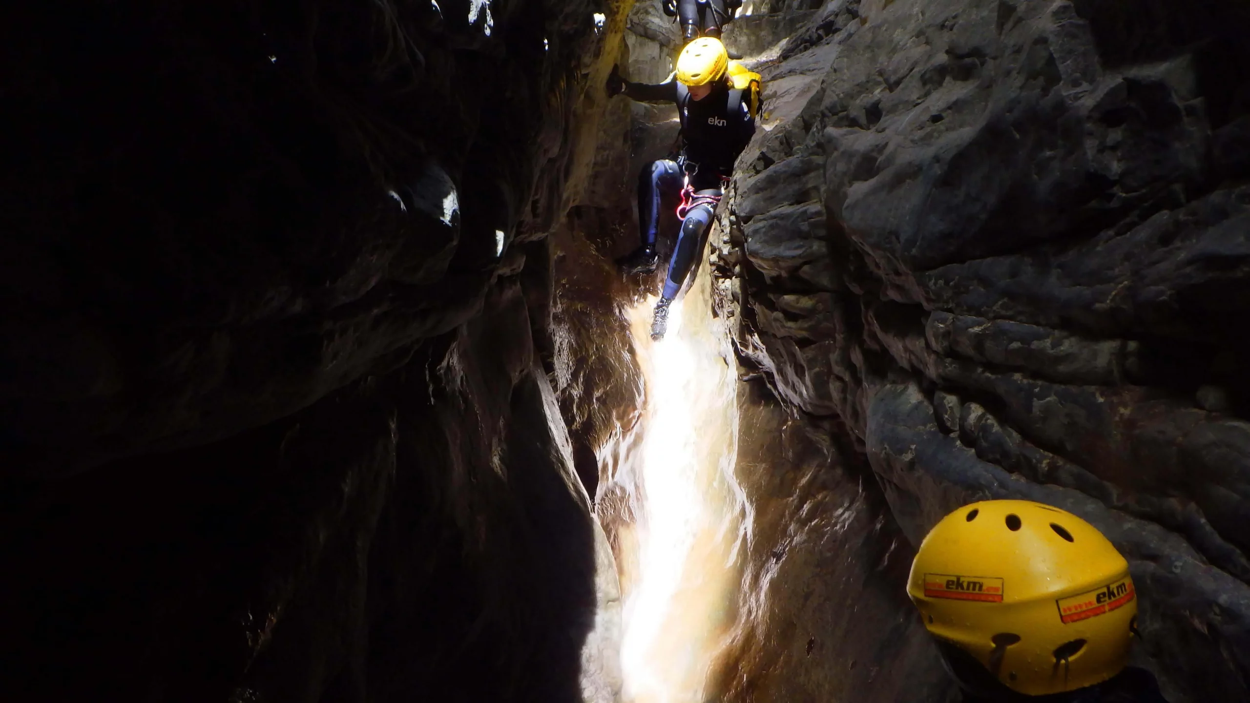 Garganta del barranco de las Gloces durante un descenso de barranquismo en el Pirineo aragonés