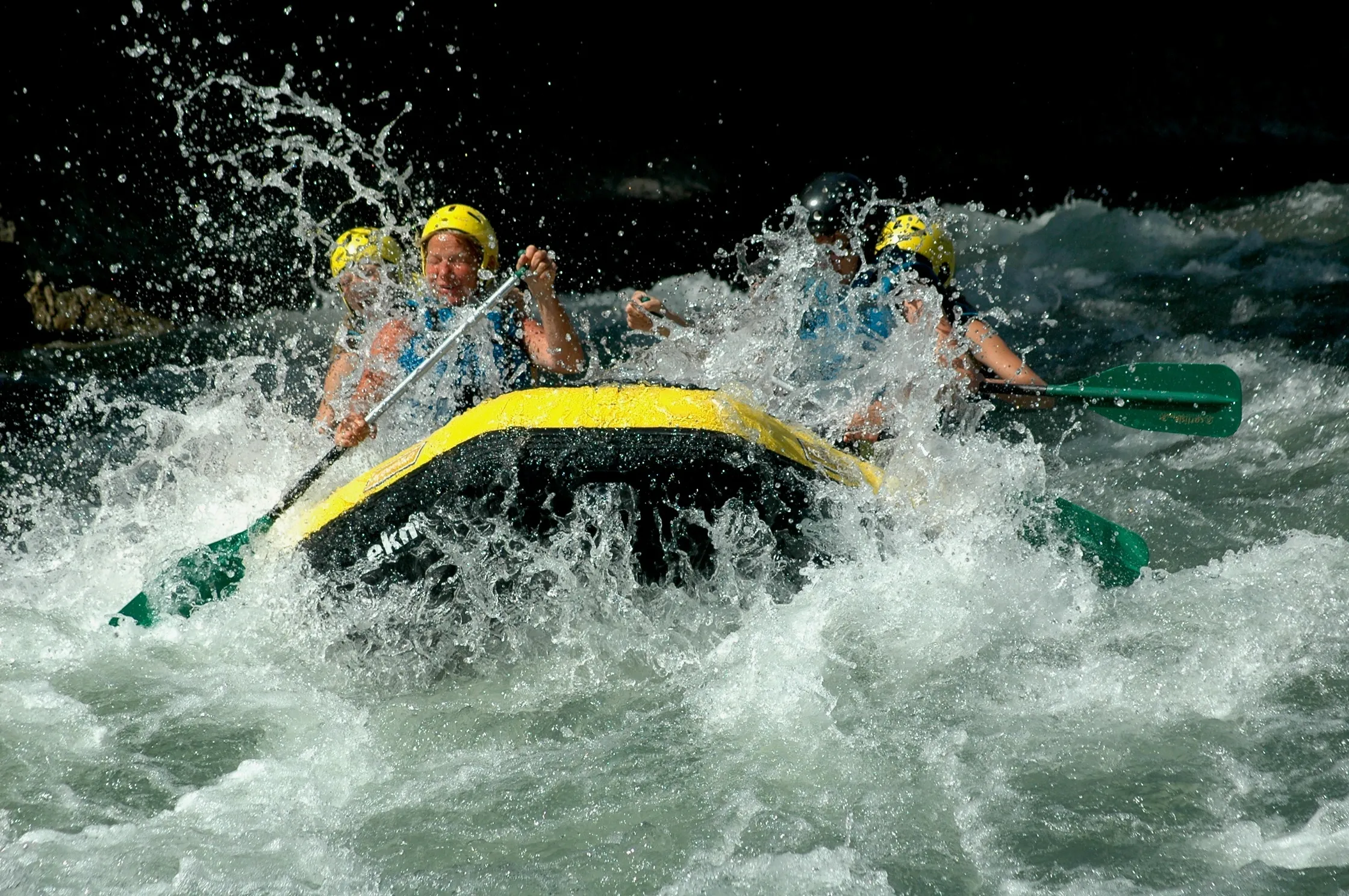 Rafting en aguas bravas del río Ésera, Pirineo de Huesca